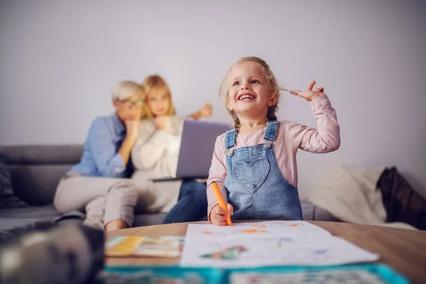 Παιχνιδιάρικο Καυκάσιο Ξανθό Κορίτσι Χαμογελάει Και Ζωγραφίζει Στο Βάθος Μαμά — Φωτογραφία Αρχείου