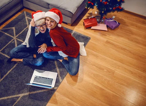 Draufsicht Der Glücklichen Kaukasischen Seniorin Die Sich Mit Ihrer Tochter — Stockfoto