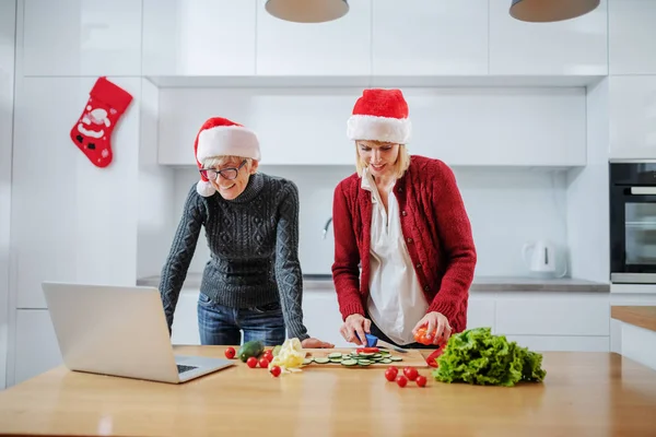 Glücklich Schwangere Kaukasische Frau Gemüse Für Silvesteressen Hacken Während Ihre — Stockfoto