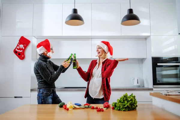 Glad Senior Kvinna Skålar Med Med Sin Dotter När Hon — Stockfoto