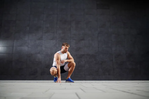 Joven Guapo Deportista Caucásico Hombre Pantalones Cortos Camiseta Agacharse Aire — Foto de Stock