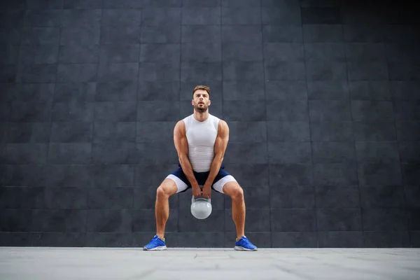 Forte Muscular Bonito Caucasiano Homem Shorts Shirt Livre Balançando Chaleira — Fotografia de Stock