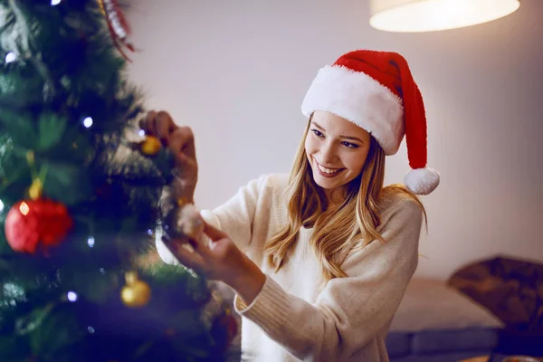 Wunderschöne Lächelnde Kaukasische Blonde Frau Mit Weihnachtsmütze Auf Dem Kopf — Stockfoto