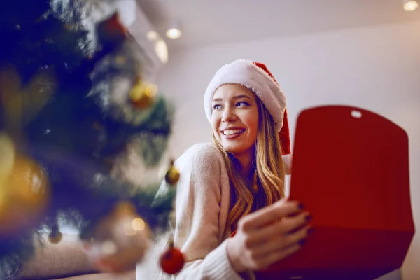 Schöne Lächelnde Kaukasische Blonde Frau Weißem Pullover Und Mit Weihnachtsmütze — Stockfoto