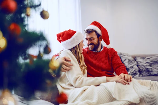 Bonito Casal Caucasiano Feliz Com Chapéus Papai Noel Cabeça Sentado — Fotografia de Stock