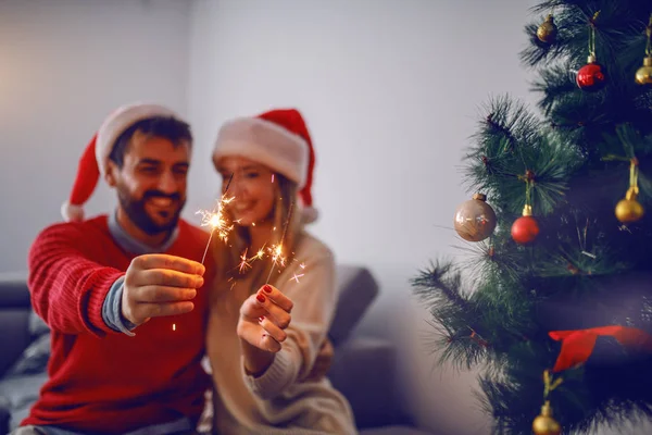 Glückliches Gutaussehendes Kaukasisches Paar Mit Weihnachtsmützen Auf Dem Kopf Das — Stockfoto