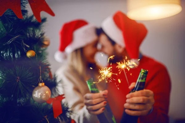 Atractiva Pareja Caucásica Enamorada Sosteniendo Chispas Botellas Cerveza Mientras Está — Foto de Stock