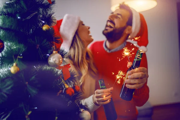 Pareja Caucásica Muy Alegre Con Sombreros Santa Claus Cabeza Sosteniendo — Foto de Stock