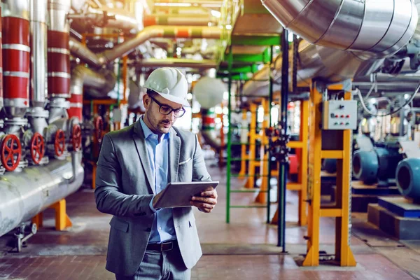 Bellissimo Manager Caucasico Tuta Grigia Con Casco Testa Utilizzando Tablet — Foto Stock