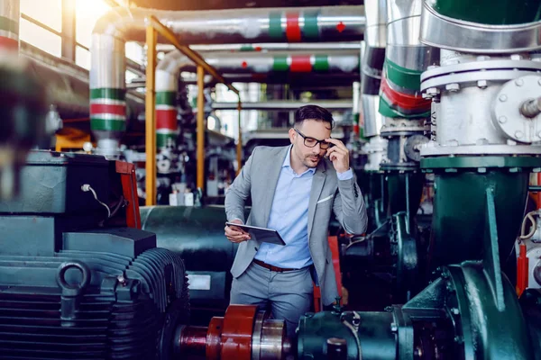 Serious Caucasian Supervisor Suit Holding Tablet Checking Machinery Energy Plant — Stock Photo, Image