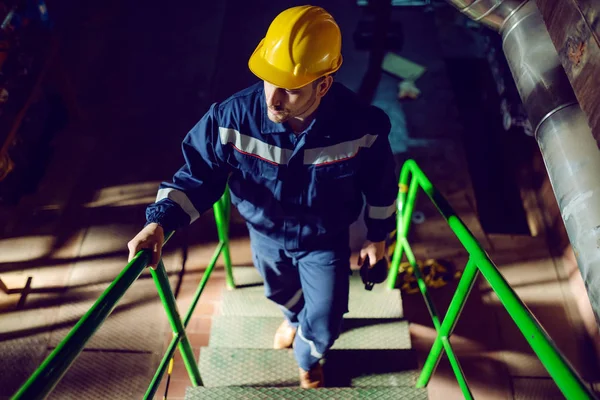 Voller Länge Kaukasischer Arbeiter Blauem Arbeitsanzug Und Mit Schutzhelm Auf — Stockfoto