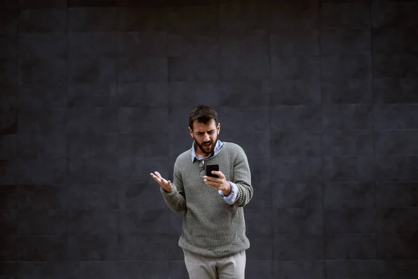 Şaşırmış Sakallı Yakışıklı Beyaz Adam Dışarıda Duruyor Akıllı Telefondan Mesaj — Stok fotoğraf