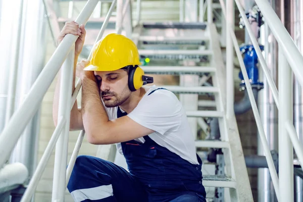 Vermoeide Plant Werknemer Overalls Met Beschermende Helm Antifonen Zitten Trap — Stockfoto