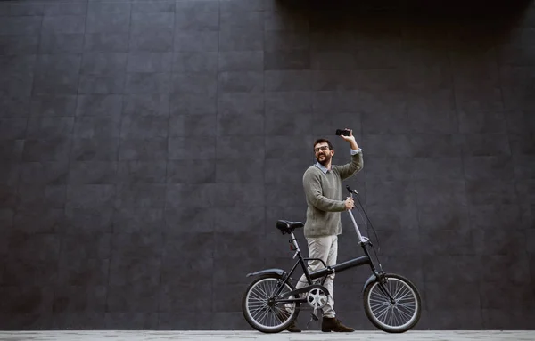 Longitud Completa Sonriente Caucásico Hombre Moda Empujando Bicicleta Sosteniendo Teléfono —  Fotos de Stock
