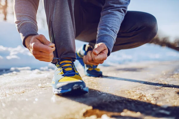 Primer Plano Hombre Deportivo Caucásico Agachándose Aire Libre Ropa Deportiva — Foto de Stock