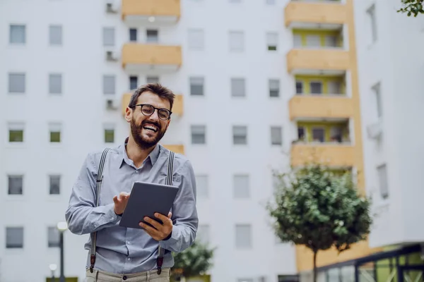 Joyeux Beau Caucasien Homme Affaires Mode Debout Extérieur Utilisant Une — Photo