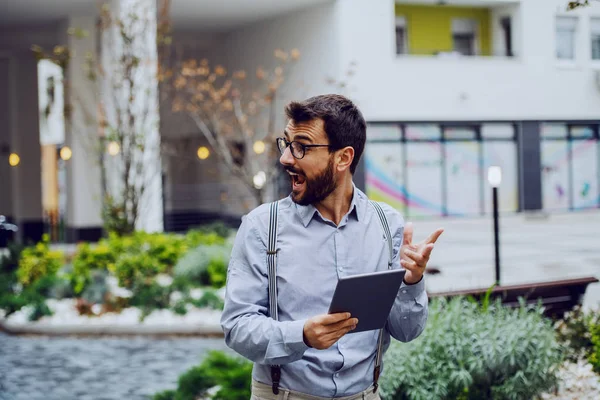 Amichevole Affascinante Uomo Affari Caucasico Alla Moda Piedi All Aperto — Foto Stock