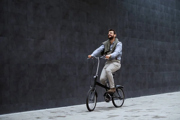 Sorrindo Caucasiano Elegante Barbudo Caucasiano Homem Ouvir Música Andar Bicicleta — Fotografia de Stock