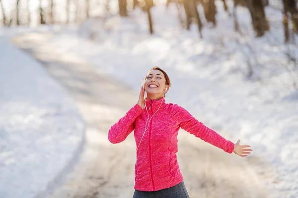 Gorgeous Attractive Fit Caucasian Brunette Standing Sportswear Ponytail Enjoying Music — Stock Photo, Image