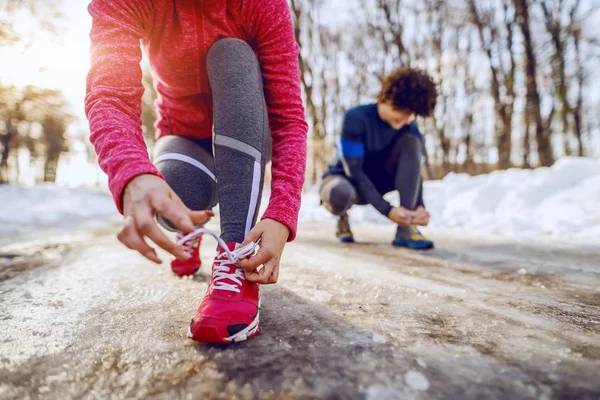 Gros Femme Attacher Lacet Tandis Accroupis Sur Piste Hiver