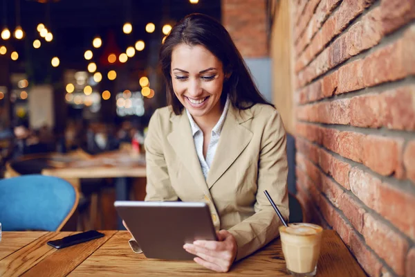 Vacker Kaukasisk Brunett Klädd Smart Casual Sitter Café Och Använder — Stockfoto