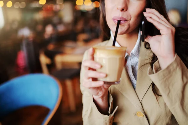 ใกล วขาวท มกาแฟและโทรศ ขณะน งอย ในคาเฟ — ภาพถ่ายสต็อก