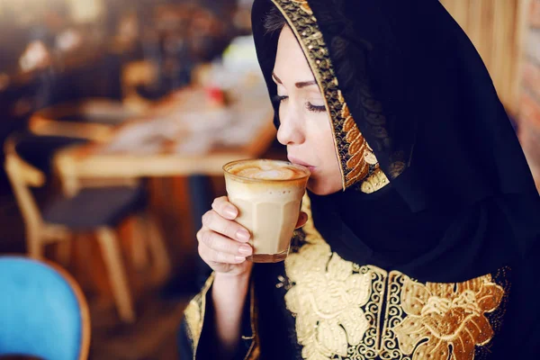 Portret Pięknej Muzułmańskiej Kobiety Tradycyjnym Nosić Siedzi Kawiarni Picia Kawy — Zdjęcie stockowe
