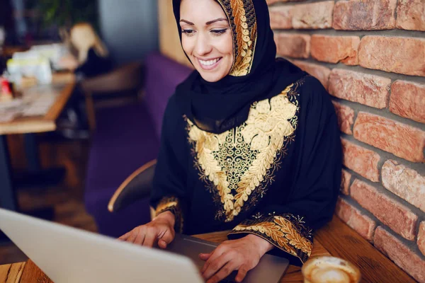 Prachtige Moslim Zakenvrouw Gekleed Traditionele Kleding Zittend Cafe Met Behulp — Stockfoto