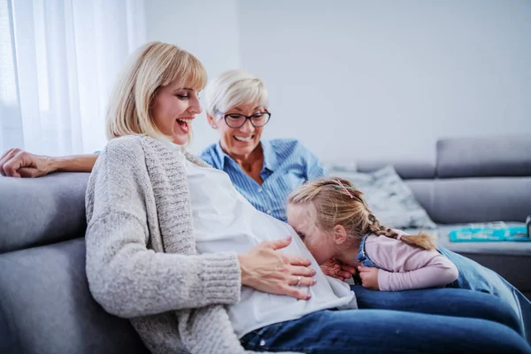 Lachende Mooie Zwangere Vrouw Die Haar Buik Vasthoudt Bank Zit — Stockfoto