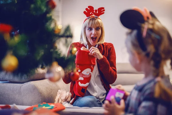 Überraschte Die Schöne Kaukasische Mutter Mit Hirschkopfband Weihnachtssocke Der Hand — Stockfoto