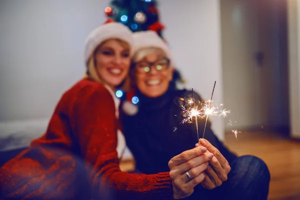 Mulher Sênior Feliz Sua Filha Celebrando Ano Novo Ambos Com — Fotografia de Stock