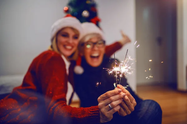 Glückliche Seniorin Und Ihre Tochter Feiern Neujahr Beide Tragen Weihnachtsmützen — Stockfoto