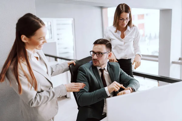 Atractivo Hombre Negocios Caucásico Traje Sentado Lugar Trabajo Apuntando Reloj —  Fotos de Stock