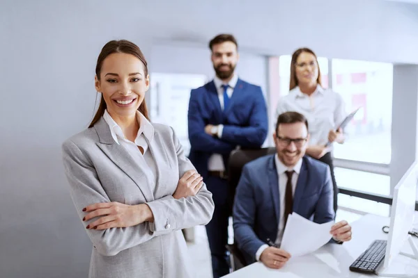 Eine Hinreißend Lächelnde Geschäftsfrau Anzug Die Mit Verschränkten Händen Amt — Stockfoto