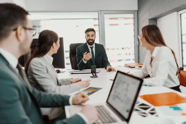 Equipo Exitoso Teniendo Reunión Sala Juntas Enfoque Selectivo Ceo Hablando — Foto de Stock