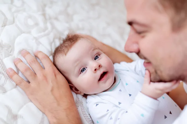 Vue Dessus Beau Jeune Papa Jouant Parlant Son Adorable Fils — Photo