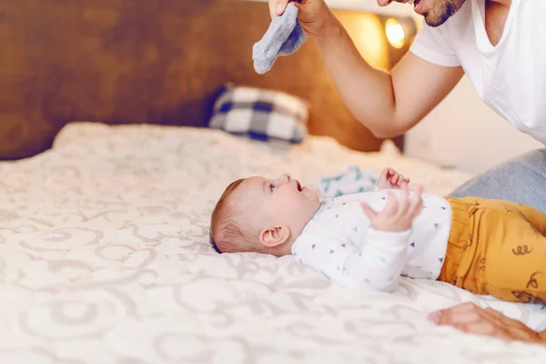 Feliz Bonito Caucasiano Jovem Pai Segurando Minúsculo Bebê Meias Preparando — Fotografia de Stock