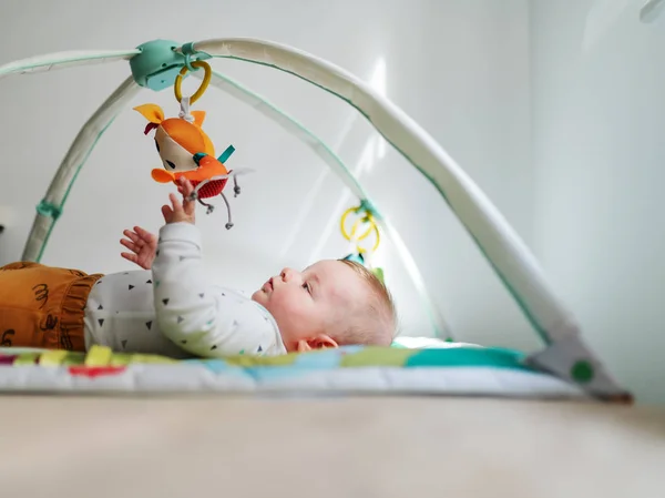 Boční Pohled Krásné Zvědavý Kavkazský Šest Měsíců Starý Chlapeček Ležící — Stock fotografie