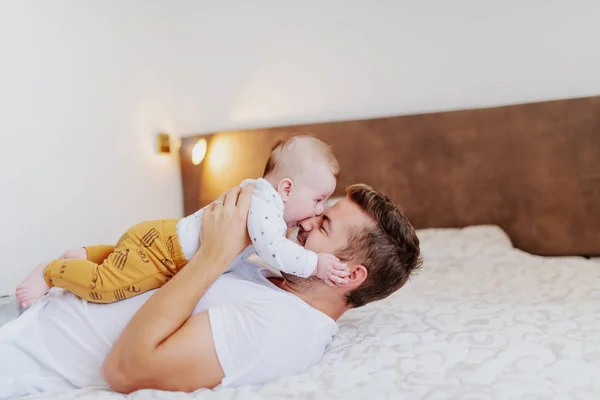 Souriant Caucasien Beau Papa Couché Sur Lit Dans Chambre Tenant — Photo