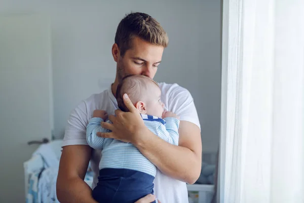 Retrato Cuidado Padre Joven Caucásico Sosteniendo Adorable Hijo Meses Edad — Foto de Stock