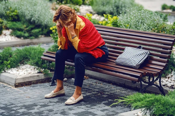 Depressive Kaukasische Seniorin Sitzt Auf Bank Park Und Hält Kopf — Stockfoto