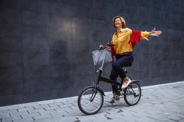 Ελκυστική Εφαρμογή Υγιή Μοντέρνα Ξανθιά Καυκάσια Ηλικιωμένη Γυναίκα Ιππασία Ποδήλατο — Φωτογραφία Αρχείου