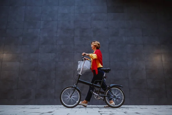 Comprimento Total Linda Loira Saudável Caucasiana Mulher Sênior Empurrando Bicicleta — Fotografia de Stock