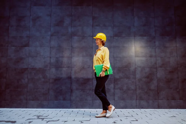 Полная Длина Успешной Белокурой Белокурой Старшей Женщины Архитектора Шлемом Голове — стоковое фото