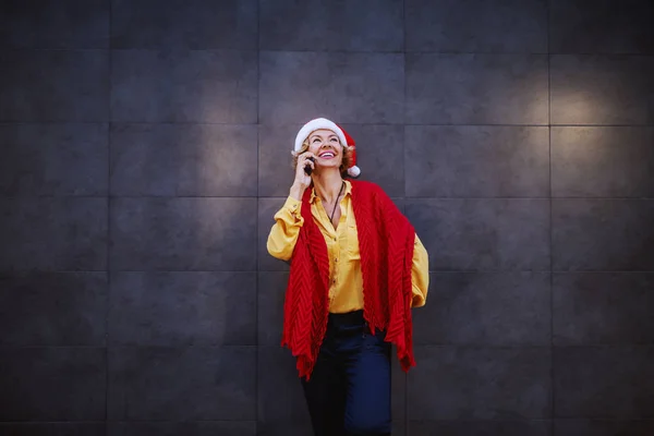 Cute Smiling Caucasian Blonde Senior Woman Short Hair Santa Hat — Stock Photo, Image