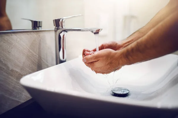 Banyoda Musluk Altında Erkek Cupped Ellerini Kapatın Sabah Rutini — Stok fotoğraf
