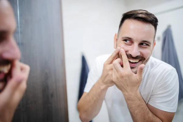 Speil Refleksjon Smilende Kaukasiske Mann Som Anstrenger Kvisen Mens Han – stockfoto