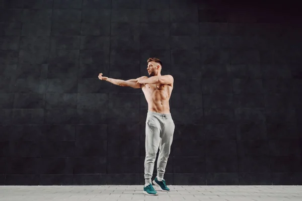 Shirtless Attraente Uomo Biondo Muscolare Facendo Esercizi Riscaldamento Braccia Mentre — Foto Stock