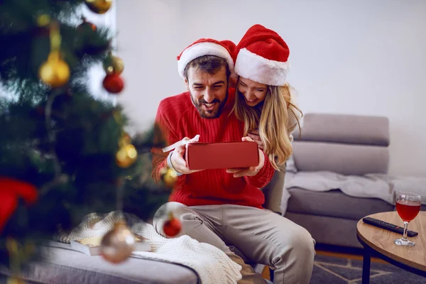 Mulher Loira Branca Sorridente Bonito Dando Presente Natal Para Seu — Fotografia de Stock