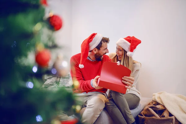 Adorable Smiling Caucasian Couple Santa Hats Heads Siting Sofa Living — Stock Photo, Image